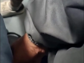 O cara pegando no meu pau no trem. free japan gay porn