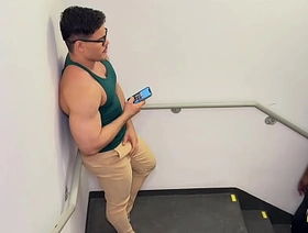 Segurança flagrou a gente não escada de emergência hot gay porn chibouk