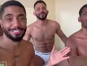 ELE SENTOU NO MEU PAU ENQUANTO CHUVAPA MEU AMIGO gay porn hot black