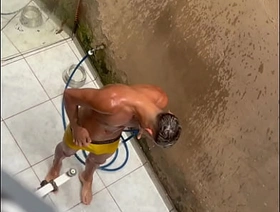 Novin dotado realiza fetiche de amigo em molhar cueca, mas foi filmado sem saber pelo amigo(COMPLETO NO RED) hot gay suit porn