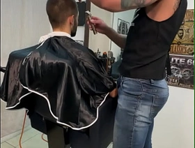 HOMEM TRANS FTM FODE GOSTOSO NA CADEIRA DO BARBEIRO DOTADO jap boys gay porn