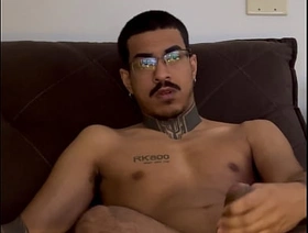 moreno pauzudo 24cm grosso socando uma punheta vendo porno ate gozar gostoso hot pinoy gay porn