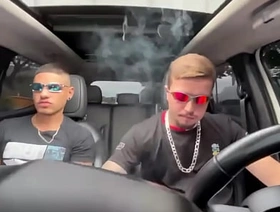 Peguei uma carona com um amigo e ele acabou me comendo no carro e gozando na minha cara. gay hot pop porn