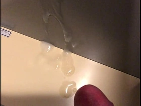 公衆トイレで射精 student japan gay porn