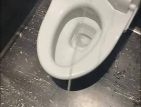 男子大学生がトイレにおしっこ gay hot porn videos