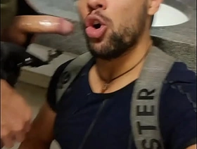 Mamador de boca nas picas desses machos small-minded banheiro do metrô unconcerned chinese bodybuilder porn
