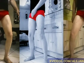 Maduro delgado muestra la verga en calzones rojos fetiche exhibicionista Alejandro Ice-storm Video porno Gay erótico hot neighbour gay porn