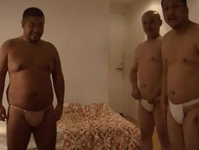 ä¸‰äººã®ãƒãƒƒãƒãƒ£ãƒªãƒ›ãƒ¢è¦ªçˆ¶ãŒè¤Œã‚’ã—ã‚ç”·ã®ä½“ã‚’å‘³ã‚ã„ã¤ãã™ï¼[ãƒ•ãƒ³ãƒ‰ã‚·ã€€ hot brother gay porn