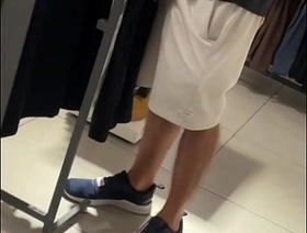DANDO PRA UM BOY PUTO NO PROVADOR DA LOJA NO SHOPPING. QUASE NOS PEGARAM. - Unconforming korean chubby dick gay porn