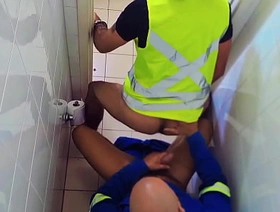 FODA FETICHISTA ENTRE OPERÁRIOS. gay porn chinese open-air