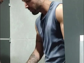 o cara ficou me olhando durante o treino, levei ele pro banheiro e coloquei para mamar chinese hostel gay porn