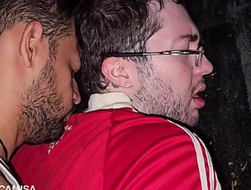 Nerd gay sendo usando por dois ativos no box de um cinema pornô gay - COMPLETO NO RED asia gay porn videos