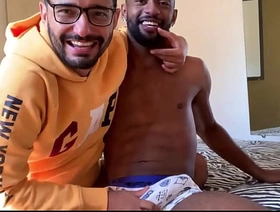ESTOURANDO O CU DO MACHO QUE ME CHAMOU NO GRINDR. hot gay cute porn