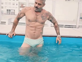 BRASILEIRO XL ENCONTRÉ EN LA PISCINA DE MÍ EDIFICIO UN DADDY DELICIOSO Y ME DEJÓ SUS MECOS EN MI AGUJERO gay porn interesting asia