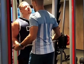 FOLLADA CON VECINO Me pidió ayuda en el gym y yo le pedí la leche!!! japan old man gay porn