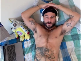 Puto tatuado tocando punheta hot gay attendant porn