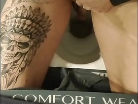 Je pisse en gros plans et je fais des gros proutes qui chlingues sur les chiottes, gay chinese porn telegram