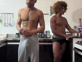 METENDO COM O Friends with DOTADO NA COZINHA DA PENSÃO singapore gay porn video