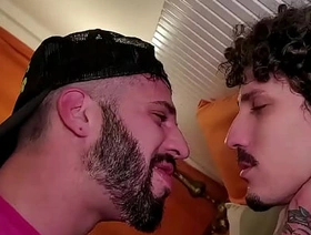 Deixando o vizinho me mamar até gozar na boca dele. - Free swang taiwan gay porn