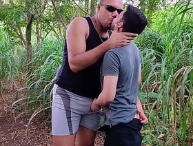 A primeira vez desses dois passivos gravando um pornô, safados aprenderam direitinho a domar cobra no mato. anime hot gay porn
