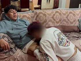 Fui a la casa de mi primastro para que me ayudara a revisar mi culo. Le pedí que me checara el ano pero termino follandome y echándome su semen adentro japan gay bukkake porn