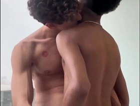 Chamei o colega da faculdade pra vir fazer um trabalho em casa, mas o puto queria era fuder. singapore hot gay porn