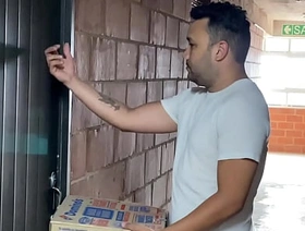 Repartidor se cobra la entrega con mi culo, me da bask duro y me preña en mi casa ¡sexo duro entre dos hombres! hot muscle indian gay porn