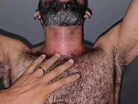 Uma DP com rolas extremamente grossas, passivo gritou de tesão sendo invadido. FULL RED hot gay porn free