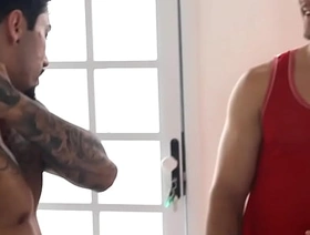 Novinho me pagou a entrega de outro jeito gay korean kissing porn