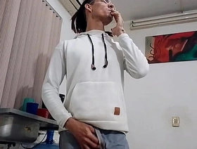 En pijama el enfermero expulsado se la soba hasta el orgasmo: Raba Erre Pro taiwan hunk gay porn