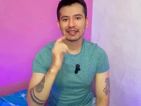 Futbolista pone a que el mesero twink le haga garganta profunda a su vergota en los baños ! Historia de seguidor chinese gay porn bdsm