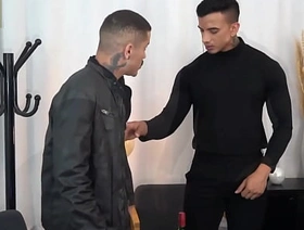 De bobeira na rua, um gringo me chamou pra tomar um vinho ungenerous AP dele. Gozamos gostoso. hot twink unconcerned porn