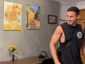 Contratei um personal pra treinar meu amigo e eu mas ele queria mesmo era fuder. - Free korean bbc gay porn