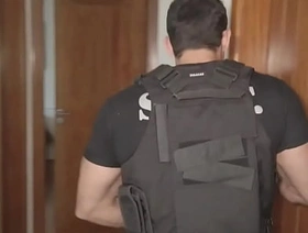 Fui fazer uma operação da SWAT na casa de um bandido, adrenalina virou tesão e acabei comendo meu colega de farda. pulling korean boy happy-go-lucky porn