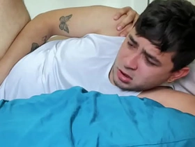 Padrastro confunde accidentalmente a su hijastro dejando su culo abierto y lleno de un montón de creampie gay teen asia porn