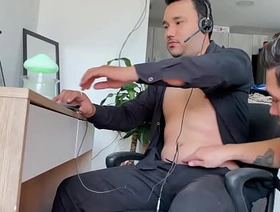 No me puedo resistir y le entrego mi culo a mi padrastro mientras está trabajando y estamos solos new japan merry porn