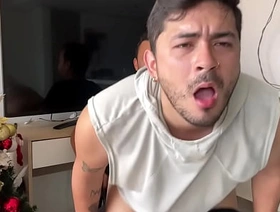 Hijastro cachondo provoca al padrastro hasta que le da verga en el culo dejándolo abierto y preñandolo hot amateur gay porn