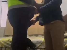 Jovencito es encontrado por un policía haciendo cruising, el joven lo coquetea y lo invita a coger pero el poli mejor pre... chinese man of the hour gay porn