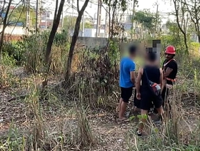 SEGURANÇA PARTICIPOU DA FUDEÇÃO NO MATO . METEU NO PÊLO E FUDEU GOSTOSO NESSA SURUBA chinese uncle gay porn