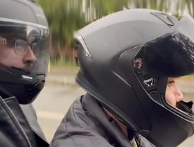 Desconocido me lleva a casa en su moto y se cobra el viaje con mi gran culo hot gay movies porn