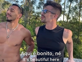 Conheci meu vizinho novo gostoso e levei para meu o apartamento. latino gay porn hot