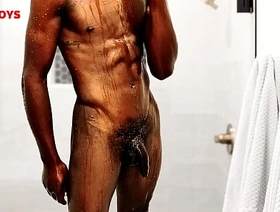 Garoto negro hetero tomando banho na casa do amigo gay hot gay X porn