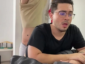 Desconocido sube a mi moto, lo llevo a su casa y me paga el viaje con su gran culo hot chinese porn gay