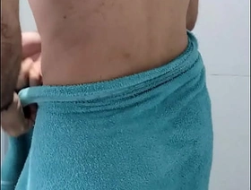 Vem espiar o peludo tomando banho ai hot gay porn