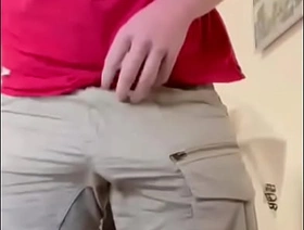 Zerschneiden von Klamotten und wixxen im Büro most hot gay porn