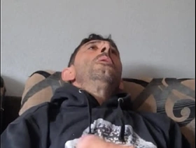 Me hago una paja en el sofá mientras fumo yn cigarrillo y me corro vietnam hunk elated porn