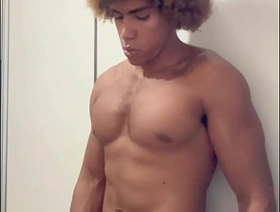 NEGAO DOTADO BATENDO PUNHETA COM BRINQUEDO gay japan movie porn