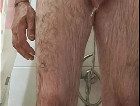 Me doy una ducha y me pongo cachondo tengo que hacerme una paja a esta gran polla asta correrme gay asia muscle porn
