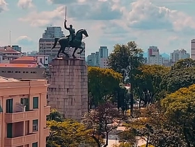 COLOCOU FILME PORNÔ E CHAMOU O VIZINHO PARA ARRUMAR A LÂMPADA. muscle korean gay porn