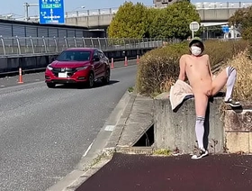 女装子まゆちゃんが車がばんばん通る日中の国道脇の歩道でノーブラノーパンの前をはだけて大股開いて丸出しの露出プレイを楽しんでいる。Part 2 hot gay porn with story